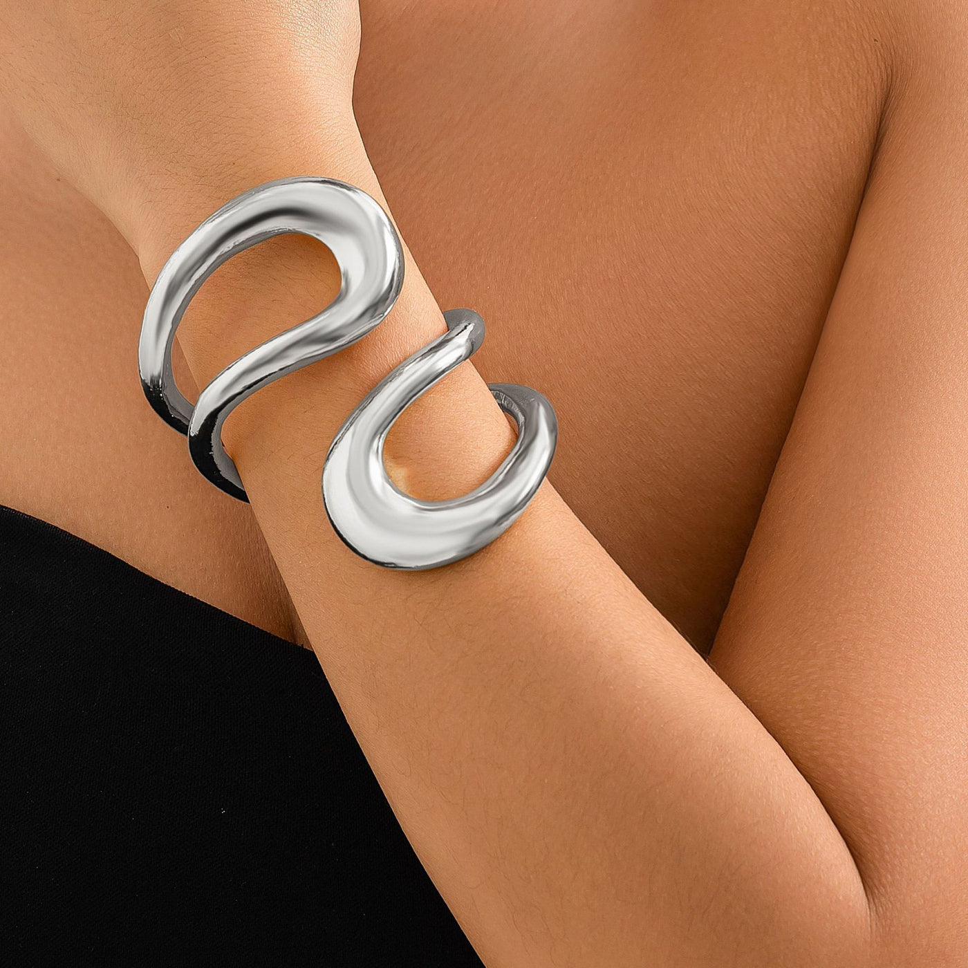 F&R Exaggerated Glossy Retro Hollow Bracelet